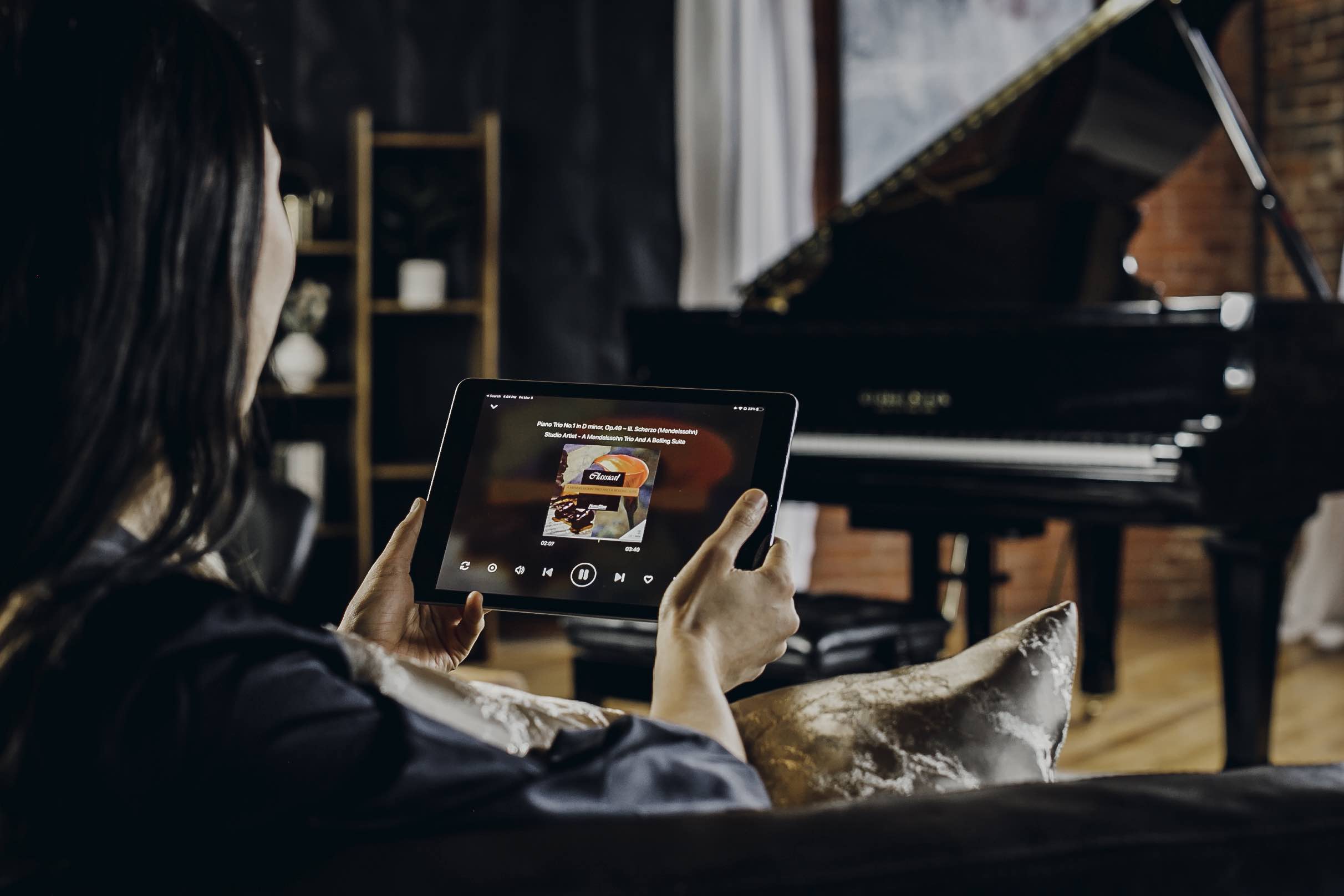 PianoDisc ile tabletten kontrol edilen kuyruklu piyano