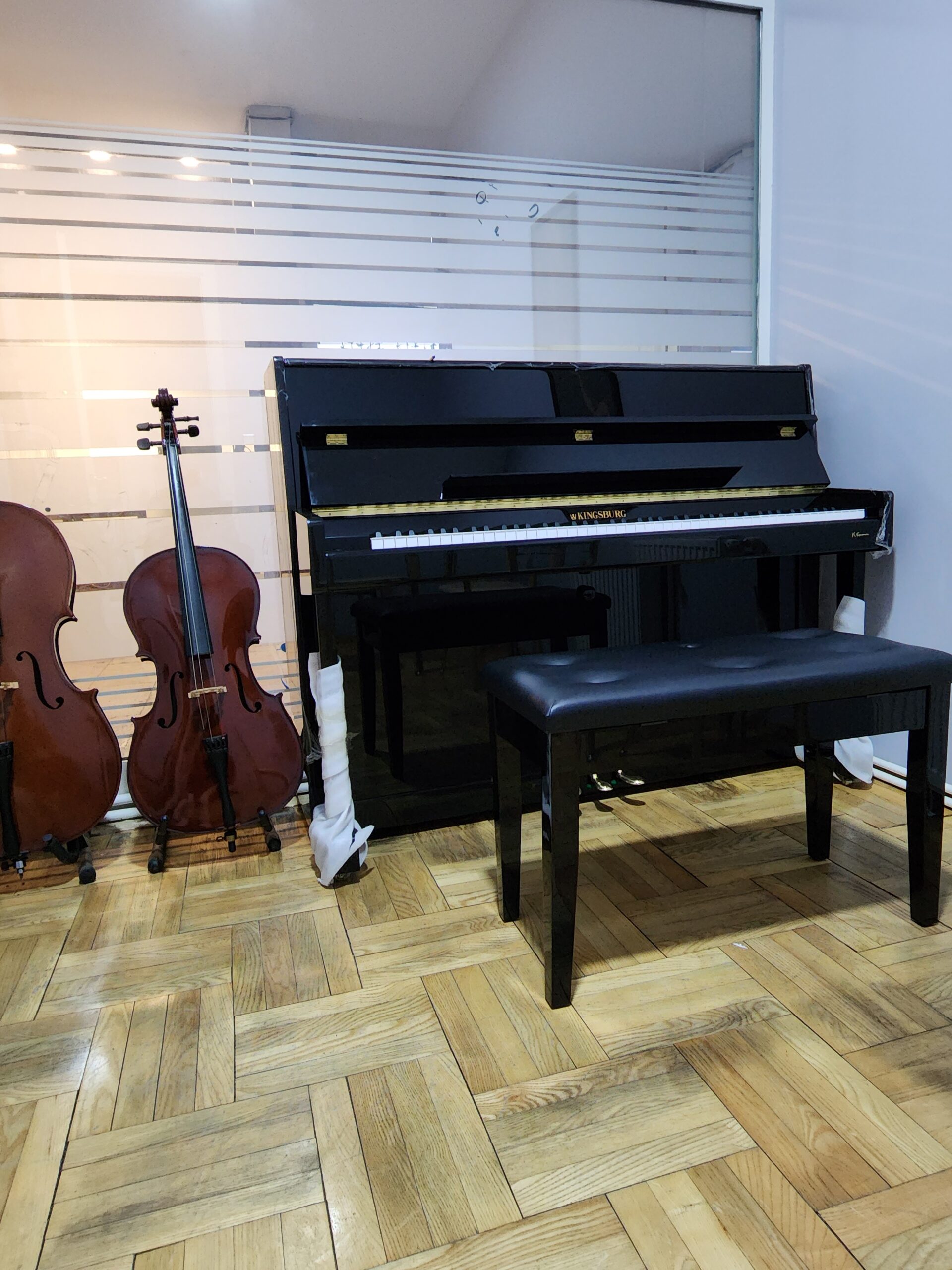 Kingsburg 109 cm Konsol Piyano ile Piyano Prova ve Çalışma odası
