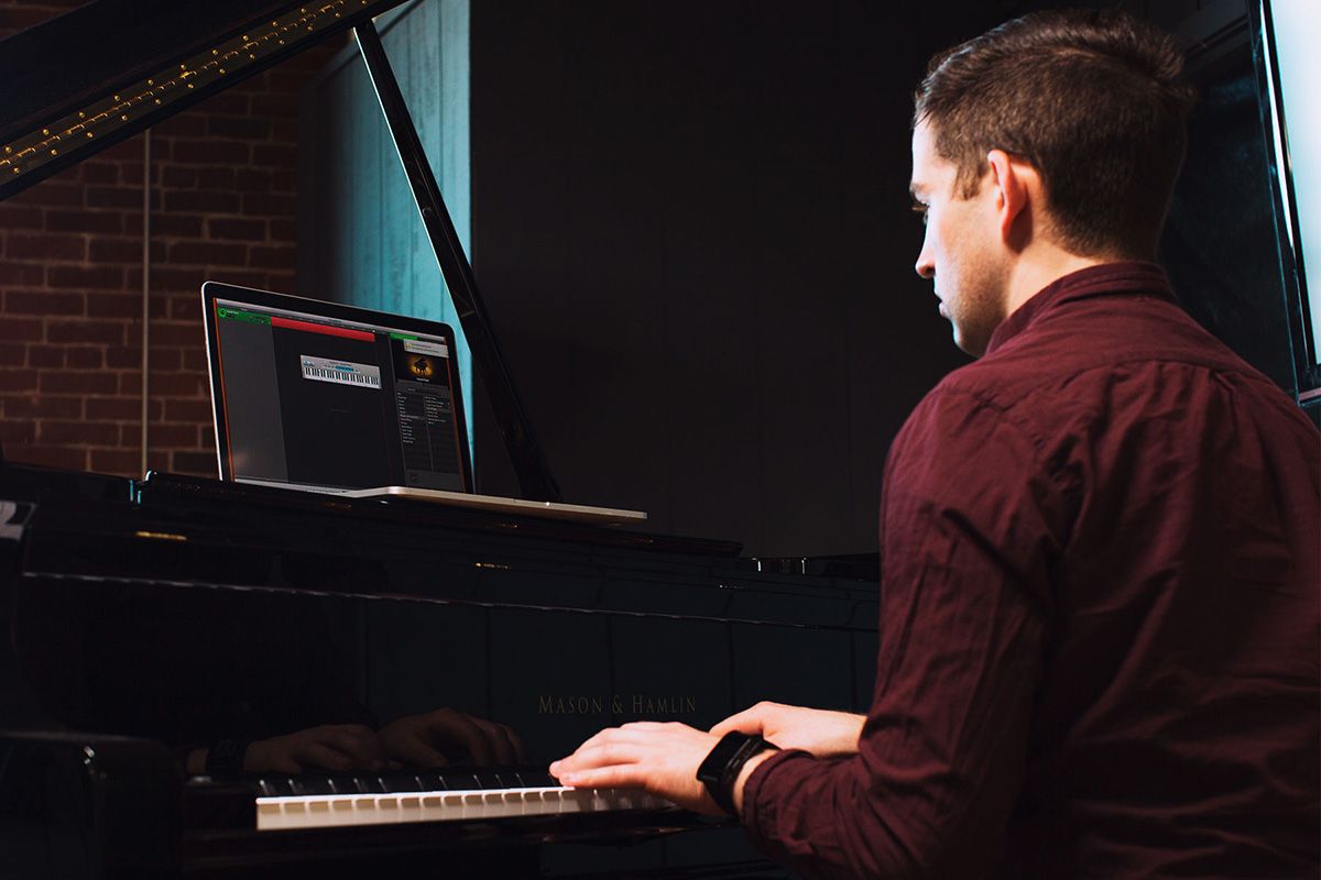 PianoDisc ProRecord sistemli kuyruklu piyanoda çalan piyanist